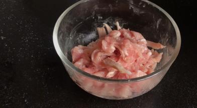 瘦肉切成丝装入碗中