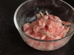 瘦肉切成丝装入碗中