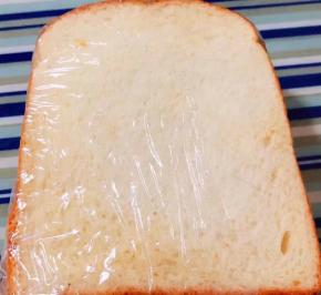 最后一片吐司摆上用手轻轻摁压一下再将保鲜膜包裹好