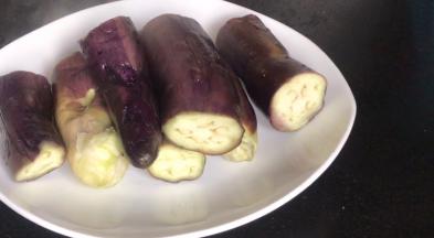 取出蒸好的茄子，放至不烫手