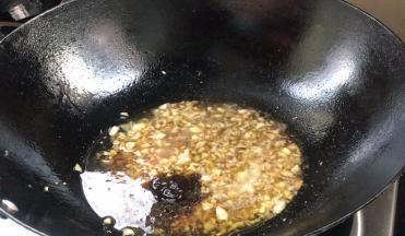 加入生抽和蚝油，拌匀煮沸