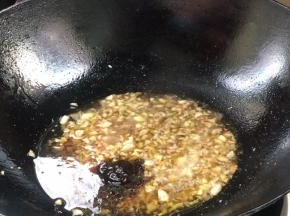 加入生抽和蚝油，拌匀煮沸