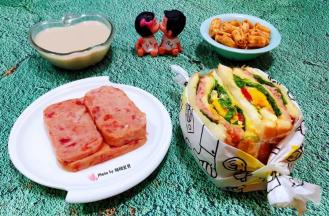 三明治可以按照自己喜欢的口味经常变换新鲜的原材料吃出不同的营养味道