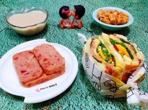 三明治可以按照自己喜欢的口味经常变换新鲜的原材料吃出不同的营养味道