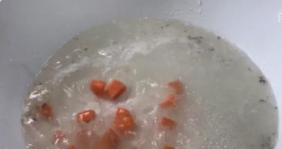 起锅烧开高汤，放入胡萝卜煮断生