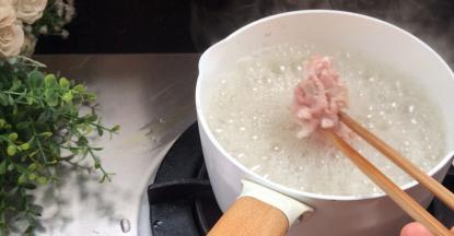 把瘦肉丝放入锅中