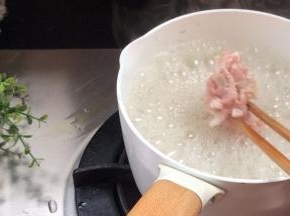 把瘦肉丝放入锅中