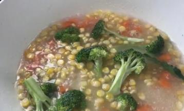 加入西兰花煮沸