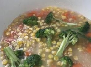 加入西兰花煮沸