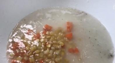 加入玉米粒煮沸