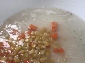 加入玉米粒煮沸