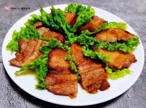 煎好的五花肉切成大小均匀的片状搭配生菜摆入盘中就大功告成了