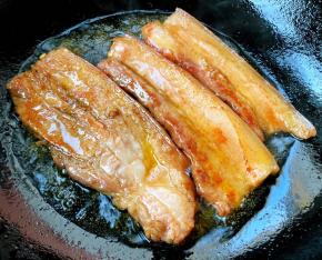 五花肉一面煎好后轻轻翻至另一面继续煎一定要控制好火候