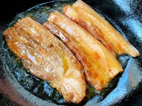 五花肉一面煎好后轻轻翻至另一面继续煎一定要控制好火候