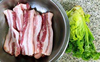 准备新鲜的五花肉切成长方形大片和生菜
