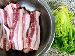 准备新鲜的五花肉切成长方形大片和生菜