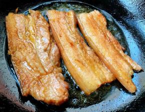 五花肉煎至两面出油微微上色即可出锅享用