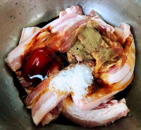 处理好的五花肉放入调味料糖、一品鲜酱油、蚝油、料酒、黑胡椒粉