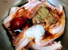 处理好的五花肉放入调味料糖、一品鲜酱油、蚝油、料酒、黑胡椒粉