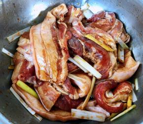 将所有的调味料和辅料拌匀煨制一个小时入味