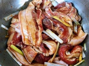将所有的调味料和辅料拌匀煨制一个小时入味