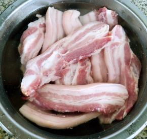 五花肉放入清水中浸泡一会儿去除杂质后洗净沥干水份备用