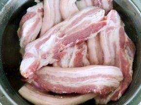 五花肉放入清水中浸泡一会儿去除杂质后洗净沥干水份备用