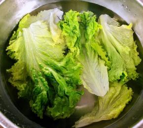 生菜去根放入清水中浸泡一会儿洗净沥干水份