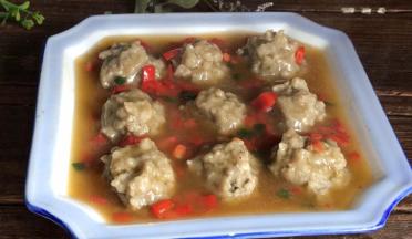 淋入蒸好的茄泥肉丸上