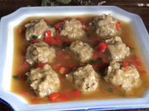 淋入蒸好的茄泥肉丸上