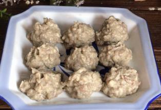 用勺子舀入盘中