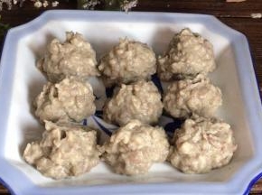 用勺子舀入盘中