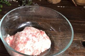 猪肉洗净去皮剁成碎末，装入大点的容器中