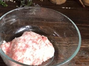 猪肉洗净去皮剁成碎末，装入大点的容器中