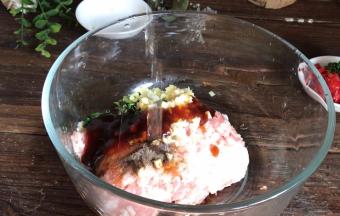 肉末中加入盐、胡椒粉、味精、葱姜蒜末、生抽、蚝油、料酒拌匀腌制一会儿