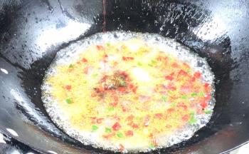 加入淀粉水勾芡，加入少许生抽拌匀