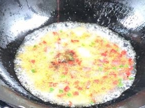 加入淀粉水勾芡，加入少许生抽拌匀