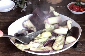 用叉勺压成泥状