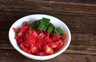 备好红椒碎和葱花