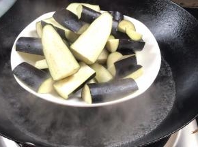 茄子洗净去蒂切成块，放入开水锅中蒸7分钟