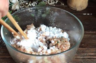 腌制好的肉末中加入淀粉，拌匀