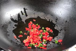 再起锅凉油放入红椒碎和葱花