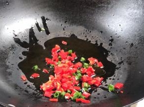 再起锅凉油放入红椒碎和葱花