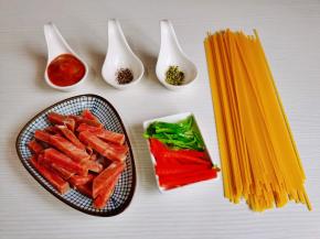 准备食材，彩椒洗净切丝。