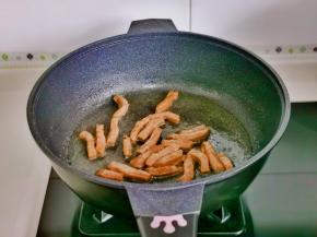 起油锅加入牛柳煸炒至变色盛出。