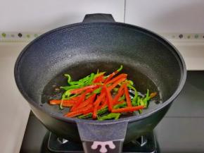 加入彩椒翻炒。