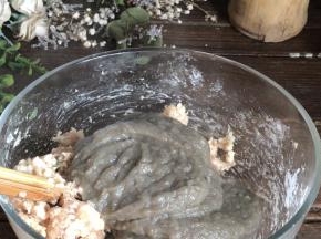 加入茄泥拌匀至上劲