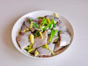 带鱼清洗干净，加入姜丝葱段。