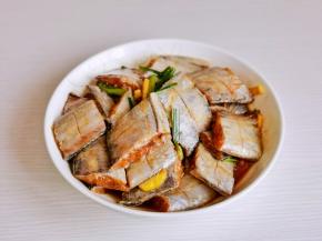 按个人口味加入盐，抓拌均匀腌制1小时以上。