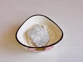 腌制好的带鱼裹上面粉。